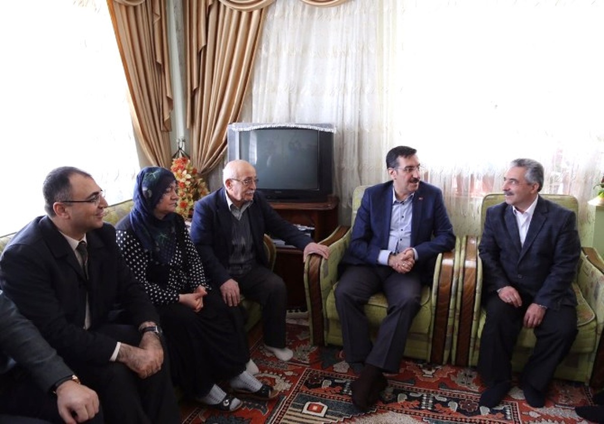 Bakan Tüfenkci Şehit Ailesini Ziyaret Etti