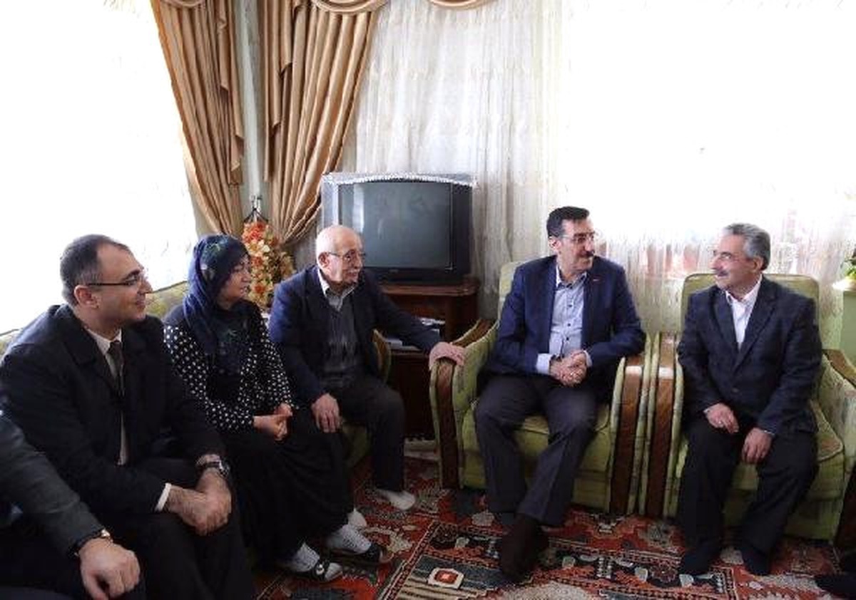 Bakan Tüfenkci, Şehit Ailesini Ziyaret Etti