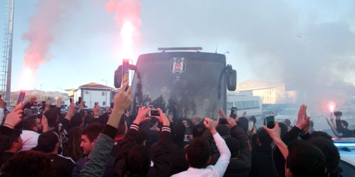 Beşiktaş Kafilesine Taraftardan Tepki
