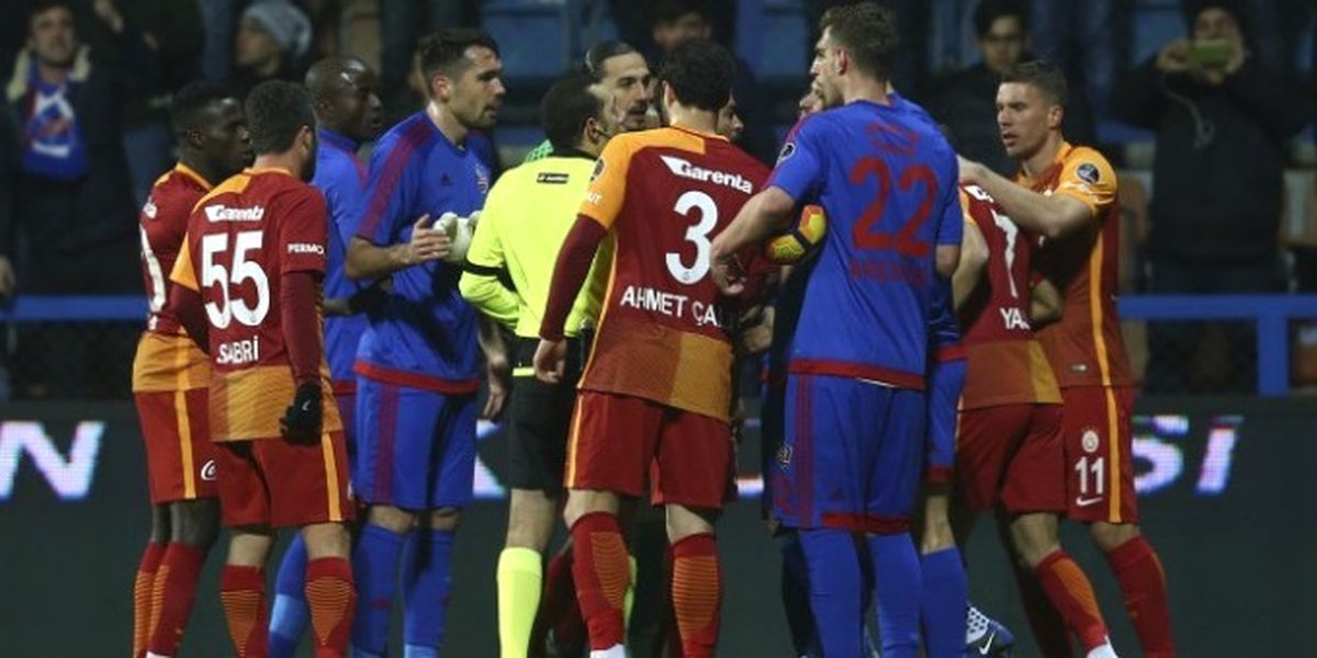 Cüneyt Çakır Hakemse Ben de Ordinaryusüm"