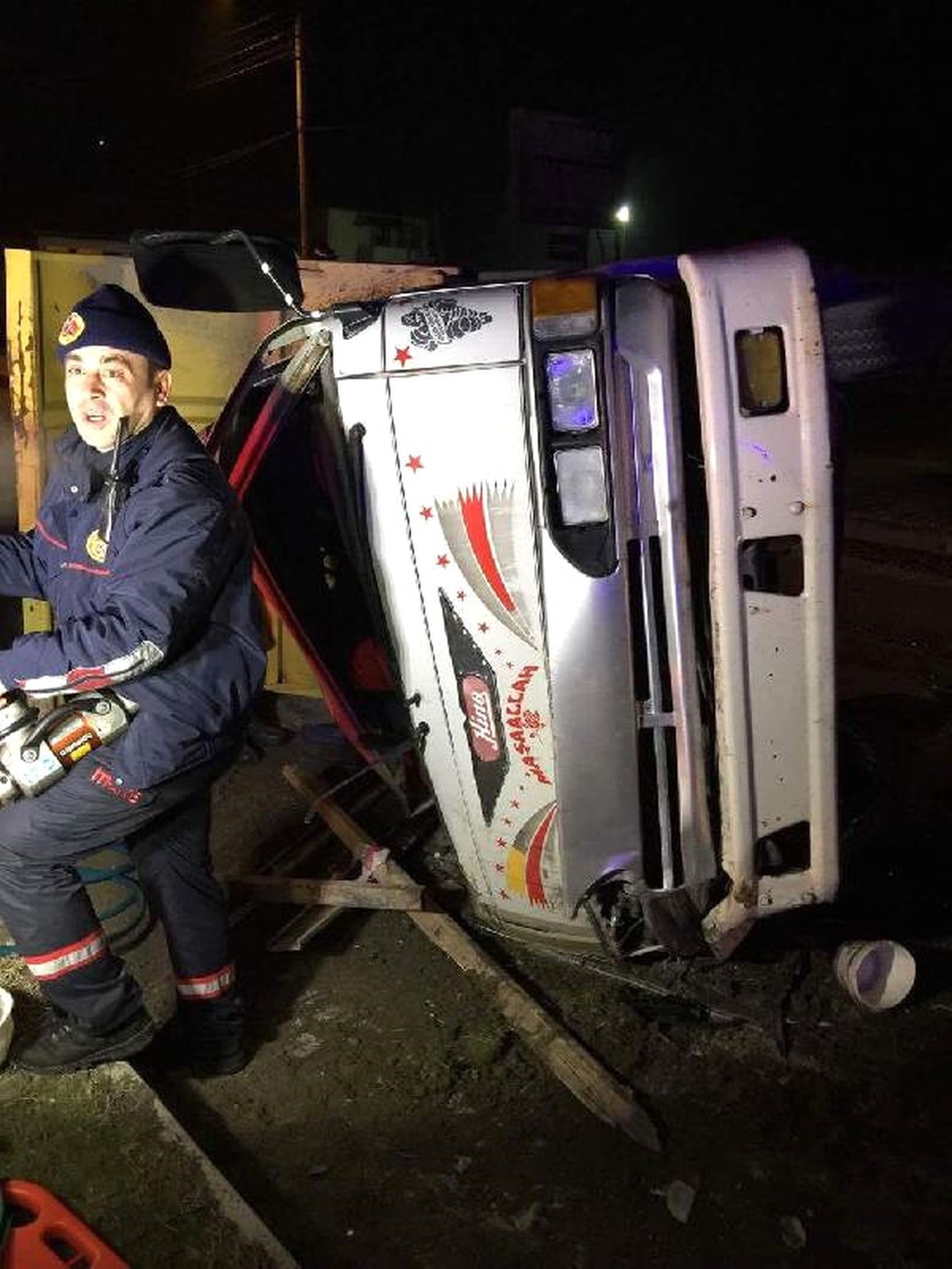 Elektrik Direğine Çarpan Kamyonetin Sürücüsü Öldü