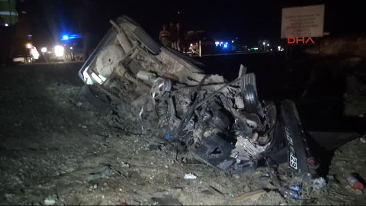 Gaziantep\'te Otomobiller Çarpıştı: 3 Ölü, 7 Yaralı