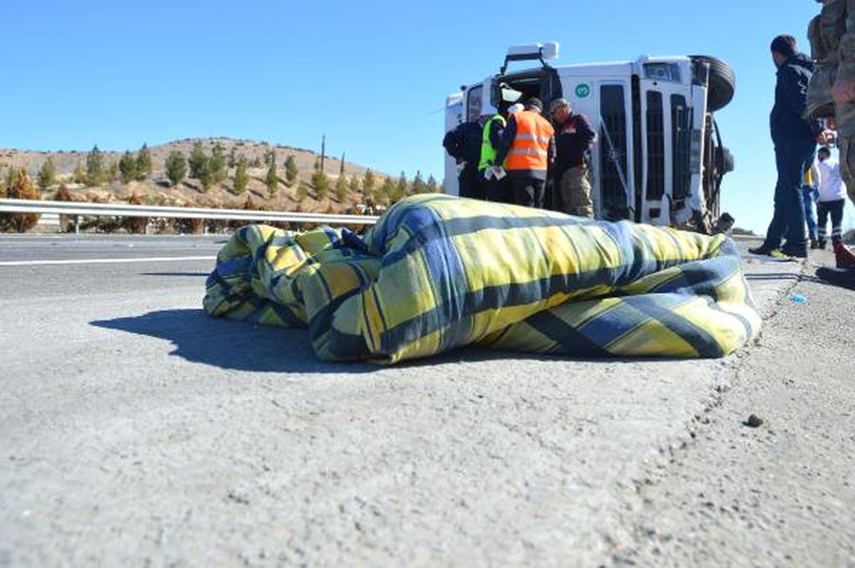 Gaziantep\'te Tır Devrildi: 1 Ölü, 3 Yaralı
