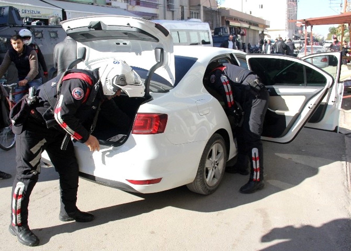 Her Pazar Korsan Gösteri Yapılan Sokağa Polis Baskını