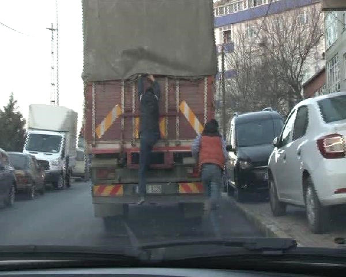 İki Çocuğun Kamyon Arkasında Tehlikeli Yolculuğu