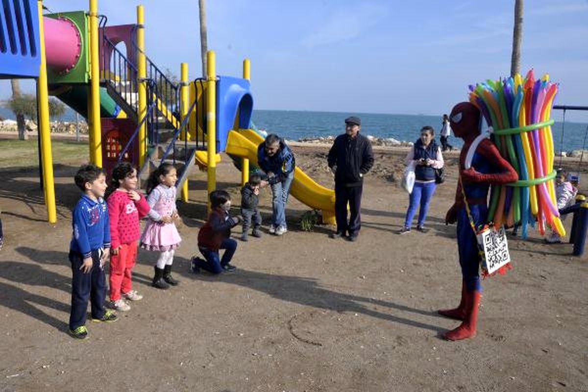Jeoloji Mühendisi, Örümcek Adam Kostümü ile Balon Satıyor