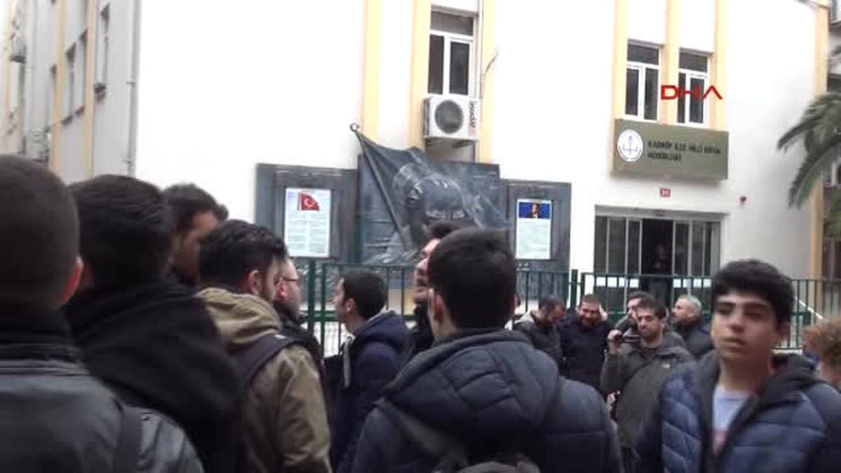 Kadıköy Ilçe Milli Eğitim Müdürlüğü Önünde Karneli Eylem
