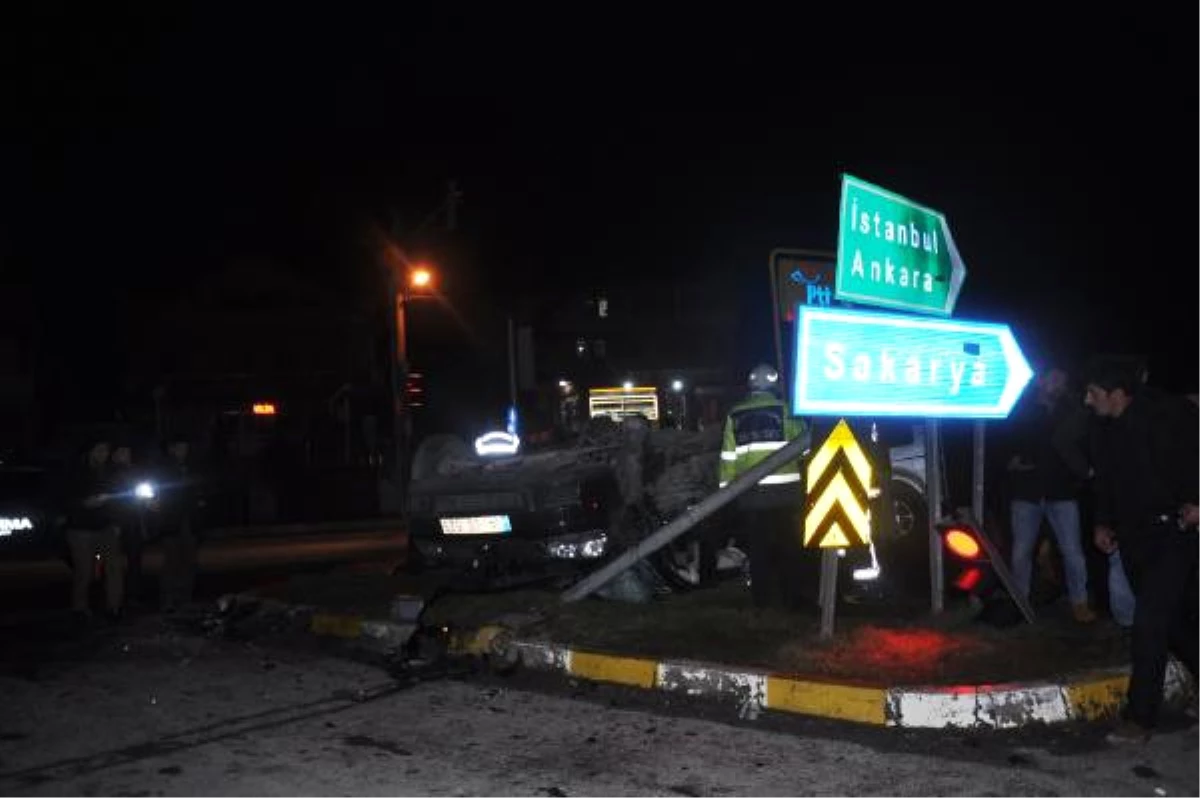 Kavşakta Ticari Araç ile Otomobil Çarpıştı: 5 Yaralı
