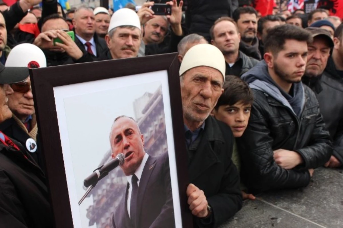 Kosova\'da Binlerce Kişi Eski Başbakan Haradinaj\'a Destek İçin Yürüdü