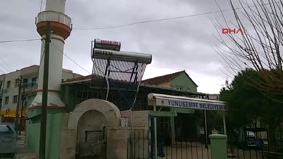 Manisa Sevimli Kedi Cami Cemaatinin Ilgisini Topladı