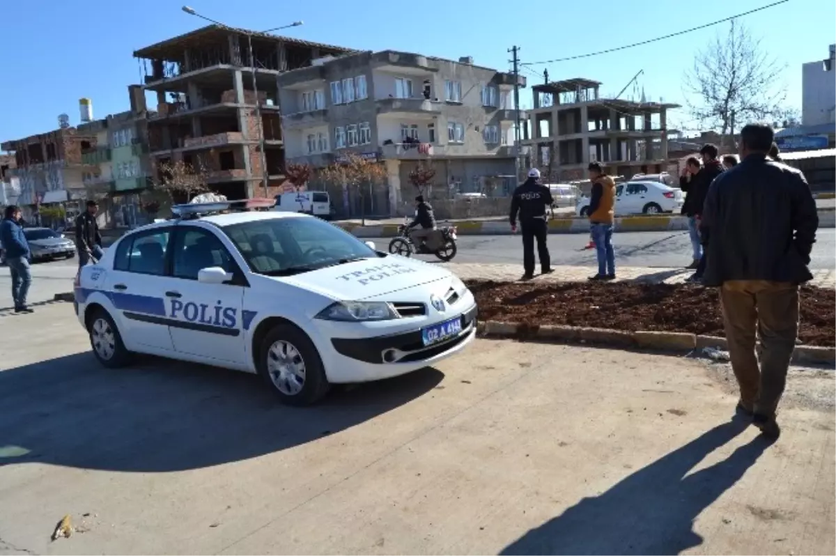 Motosiklet Park Halindeki Minibüse Çarptı: 1 Yaralı