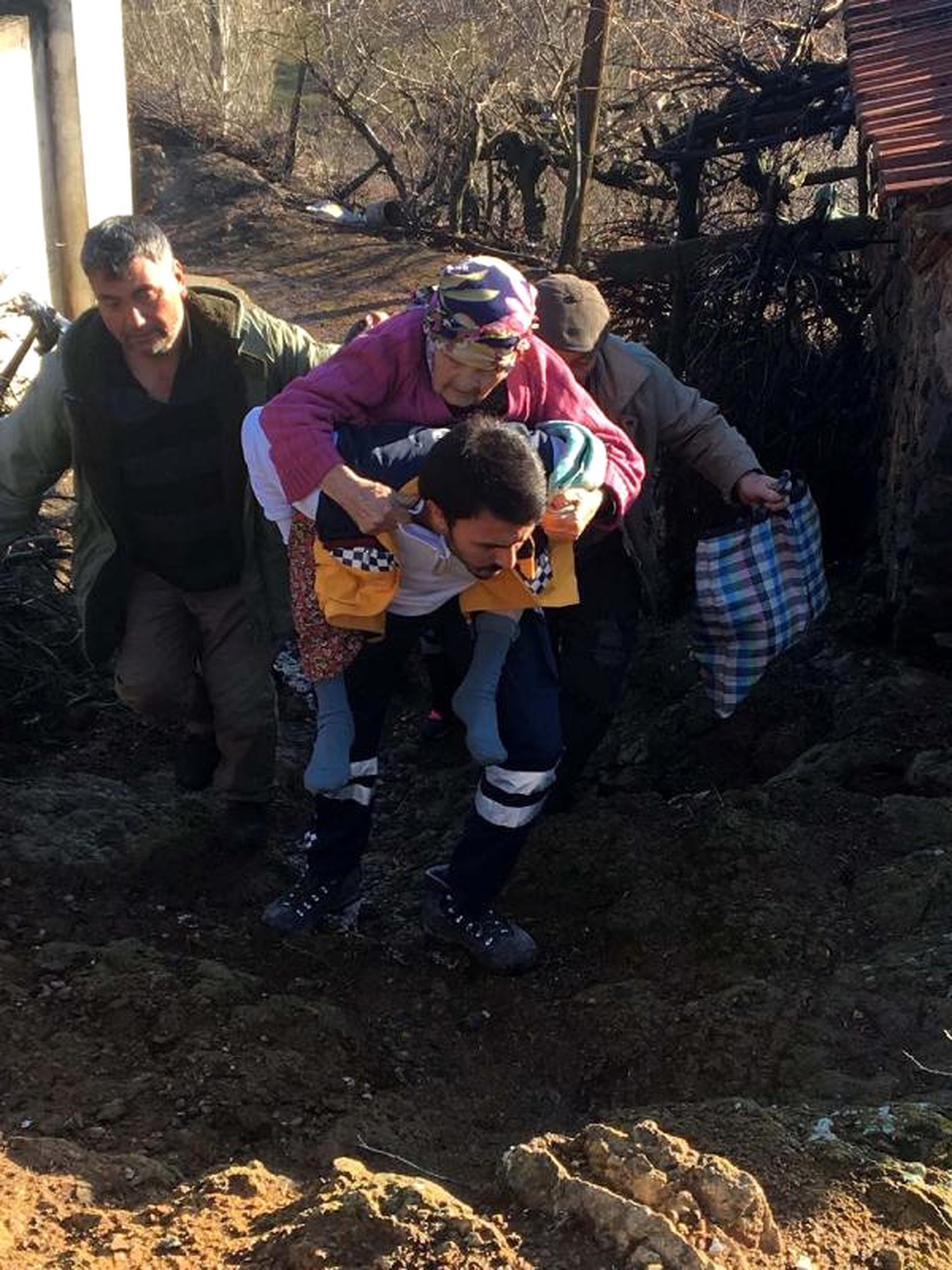 Sağlık Memuru Yaşlı Kadını Sırtına Alıp Ambulansa Ulaştırdı