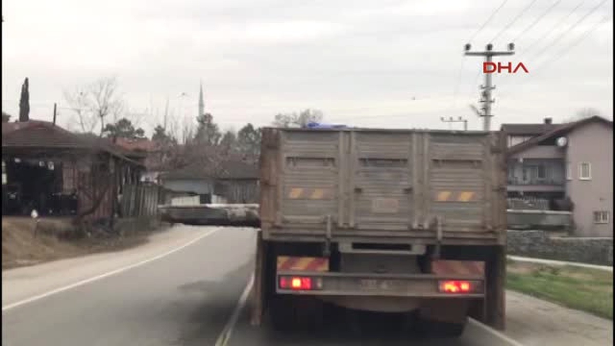 Sakarya - Beton Bloğu Taşıyan Kamyon Sürücülere Ölüm Korkusu Yaşattı