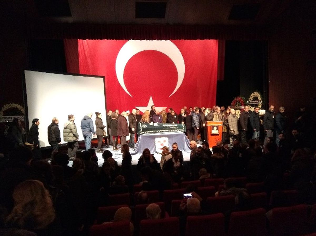 Usta Oyuncu Ayberk Atilla İçin Kerem Yılmazer Sahnesi\'nde Tören Düzenleniyor
