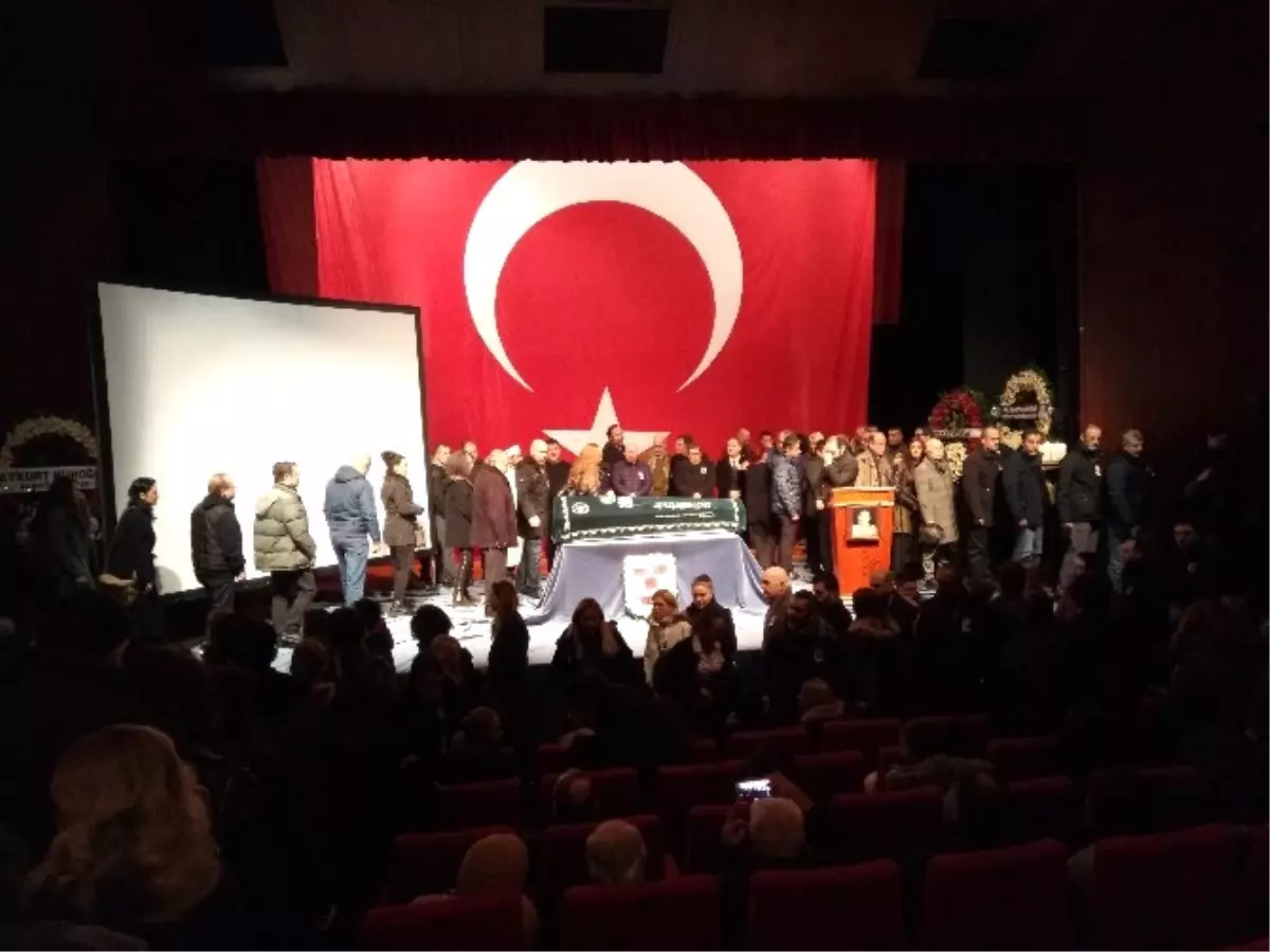 Usta Oyuncu Ayberk Atilla Son Yolculuğuna Uğurlanıyor