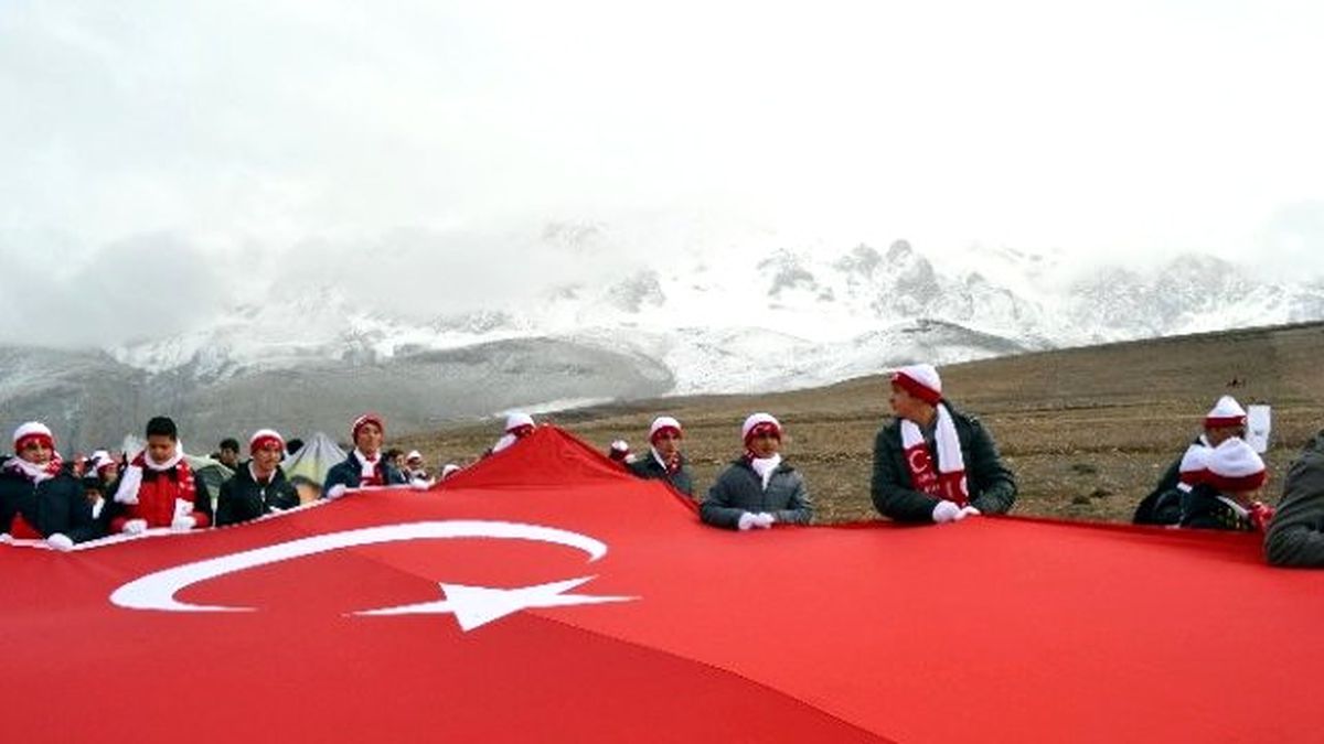 Vefakar Öğrenciler Fedakar Ecdadını Unutmadı