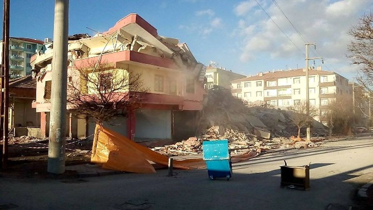 Yerköy\'de Depremden Hasar Gören Binanın Yıkımı Gerçekleştirildi