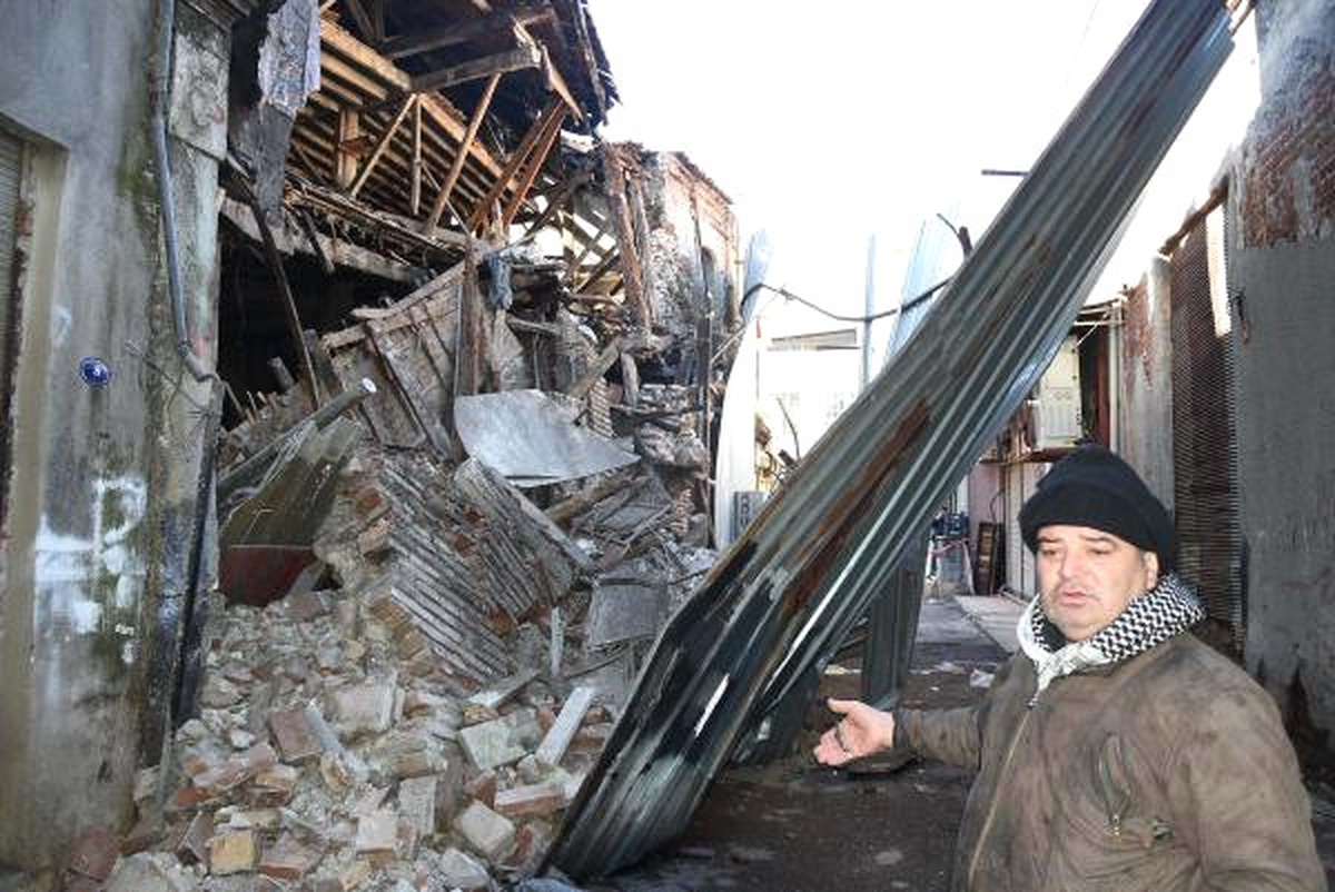 Tarihi Bina Bakımsızlıktan Çöktü, Esnaf Faciadan Son Anda Kurtuldu