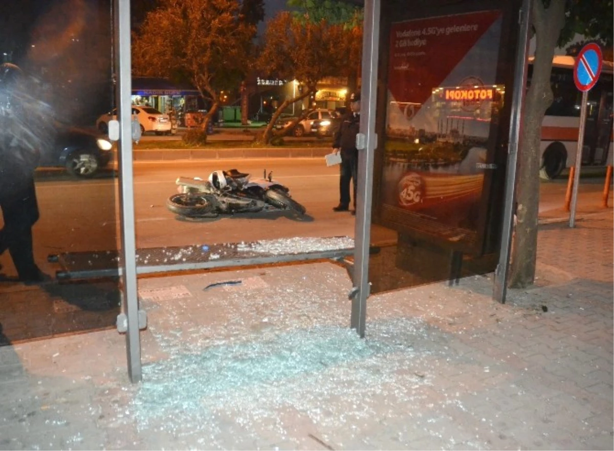Adana\'da Motosiklet Otobüs Durağına Daldı: 5 Yaralı