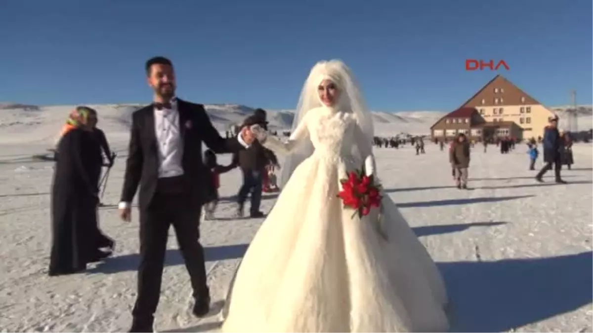 Bingöl Fotoğraf Çekimi Için Kayak Merkezine Gelen Gelin ve Damat, Ilgi Odağı Oldu