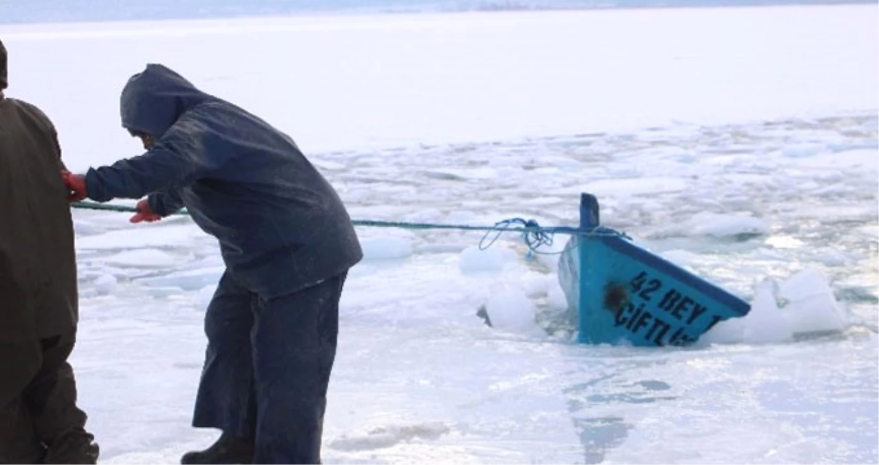 Buz Kütlesine Çarpan Tekne Batınca Balıkçı Çift Ölümden Döndü