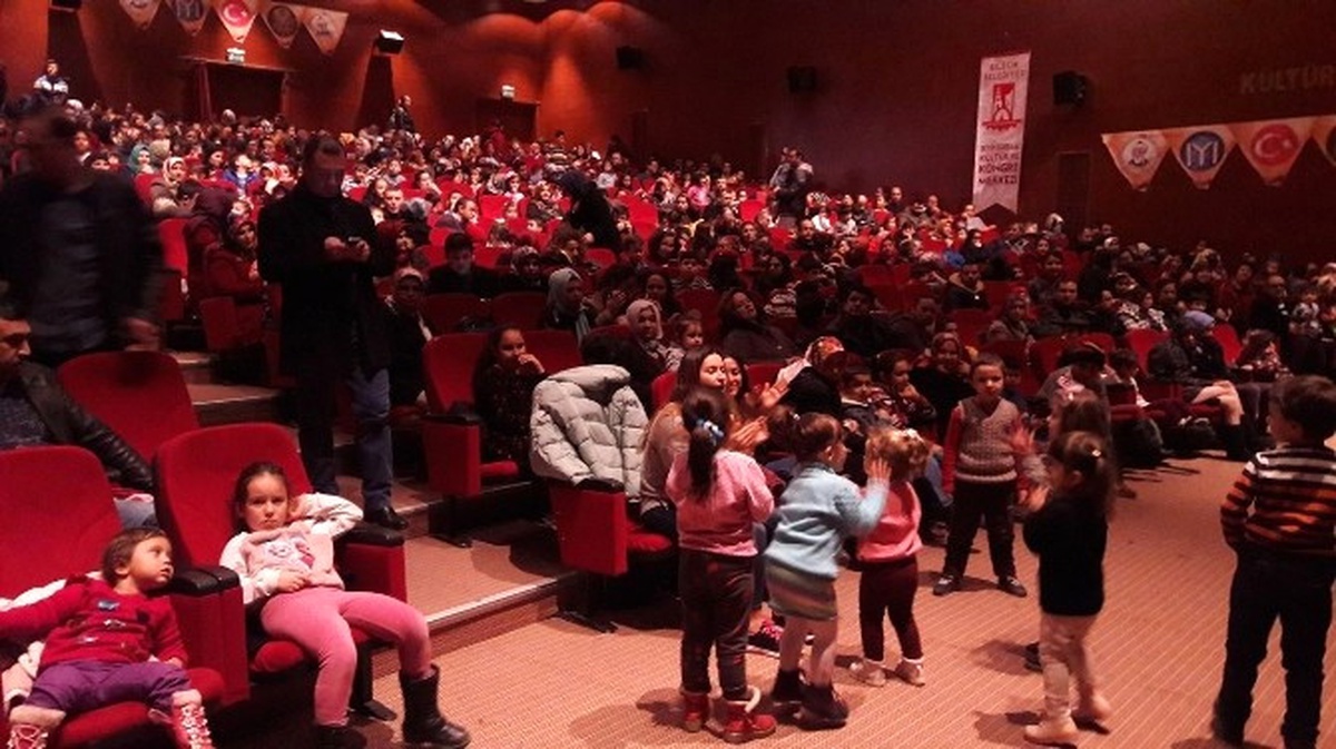 Çocuklar, Sinema Filmleri ve Tiyatro Oyunları ile Tatillerini Dolu Dolu Geçiriyor