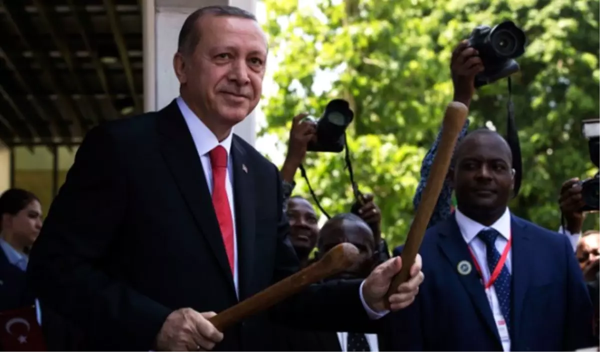 Erdoğan Afrika Davulu Çaldı