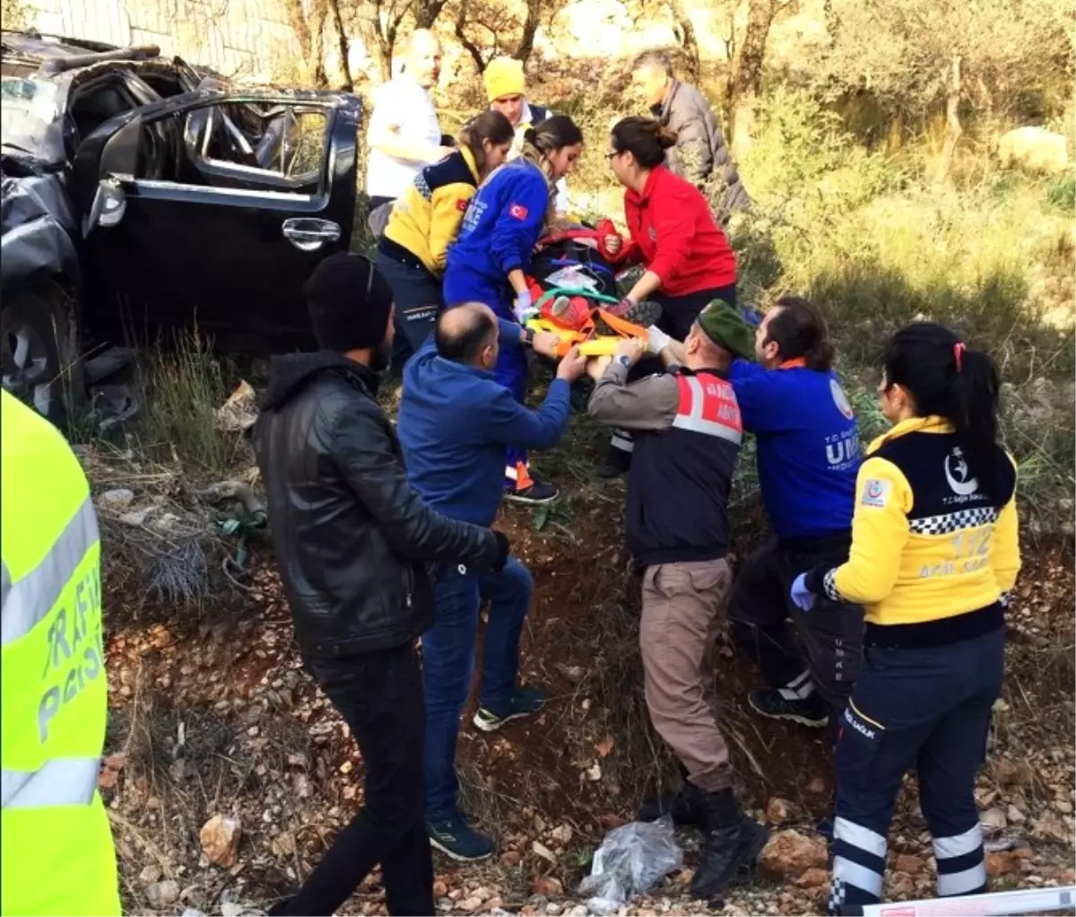 Freni Patlayan Otomobil Şarampole Uçtu: 6 Yaralı