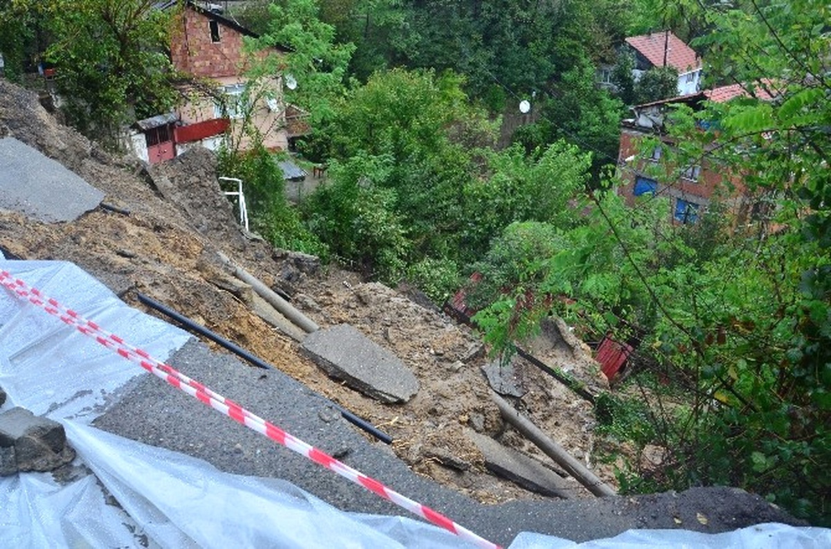 Heyelanda Evleri Toprak Altında Kaldı