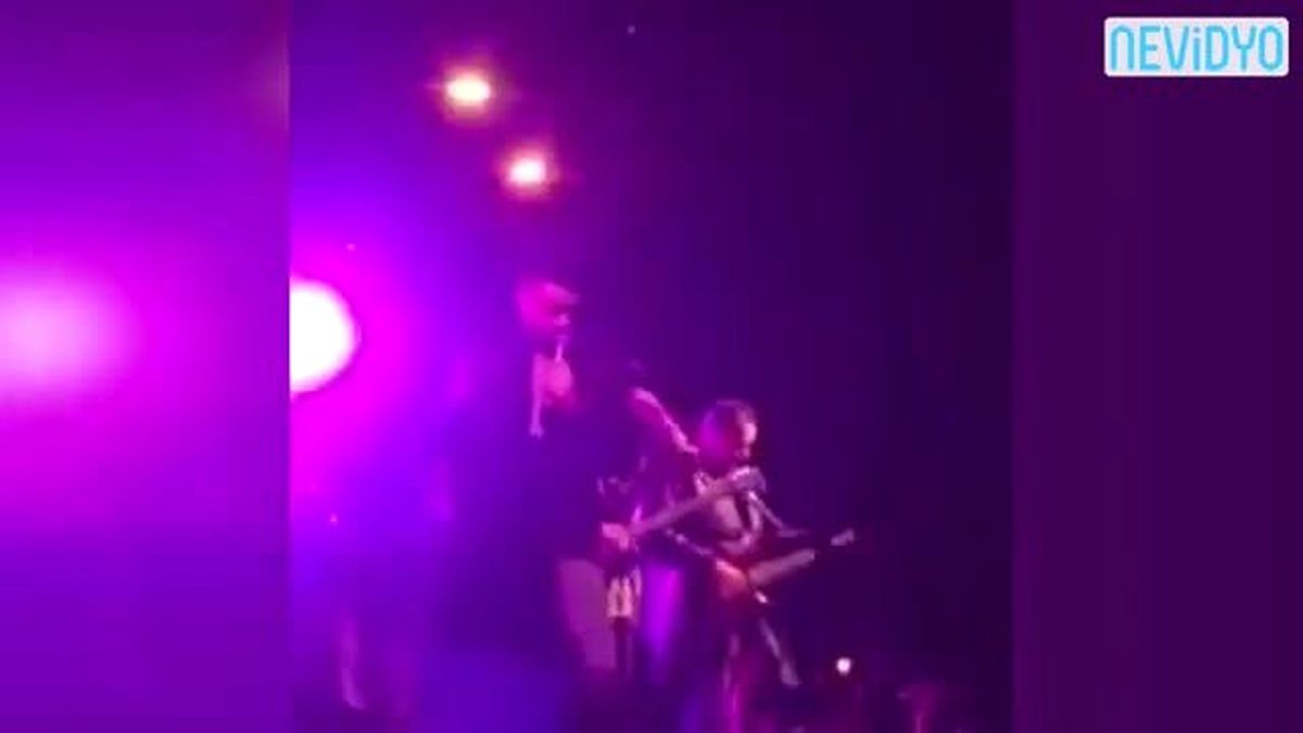 Konserde Tacize Uğrayan Hayranını Kurtardı