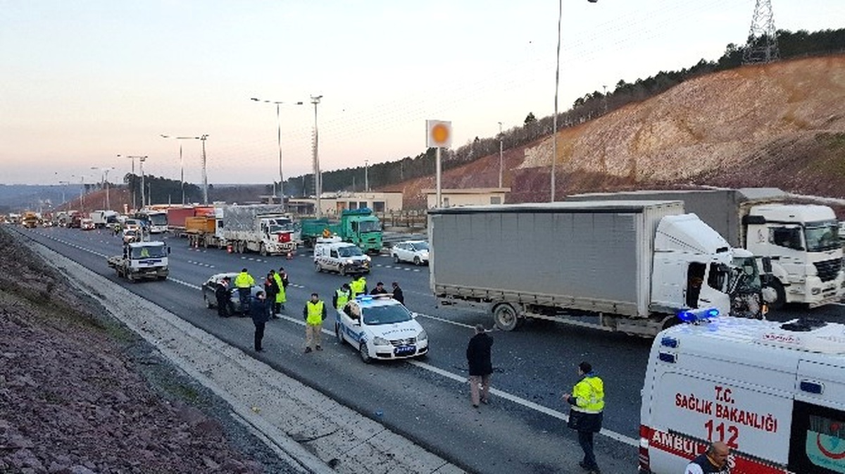 Kuzey Marmara Otoyolu\'nda Trafiği Kilitleyen Kaza