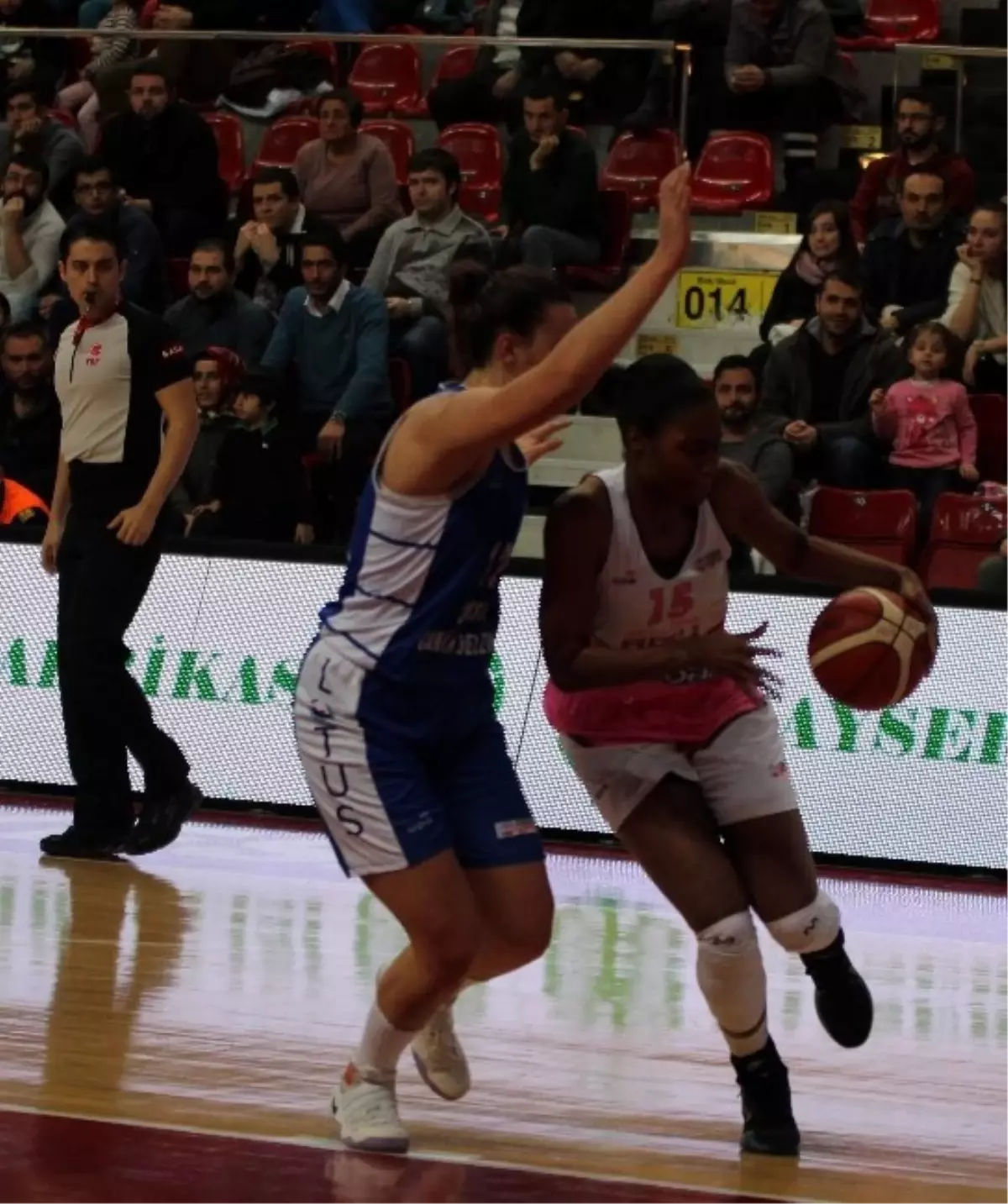 Lara Sanders 13 Ribaund ve 3 Blok ile Maça Damgasını Vurdu