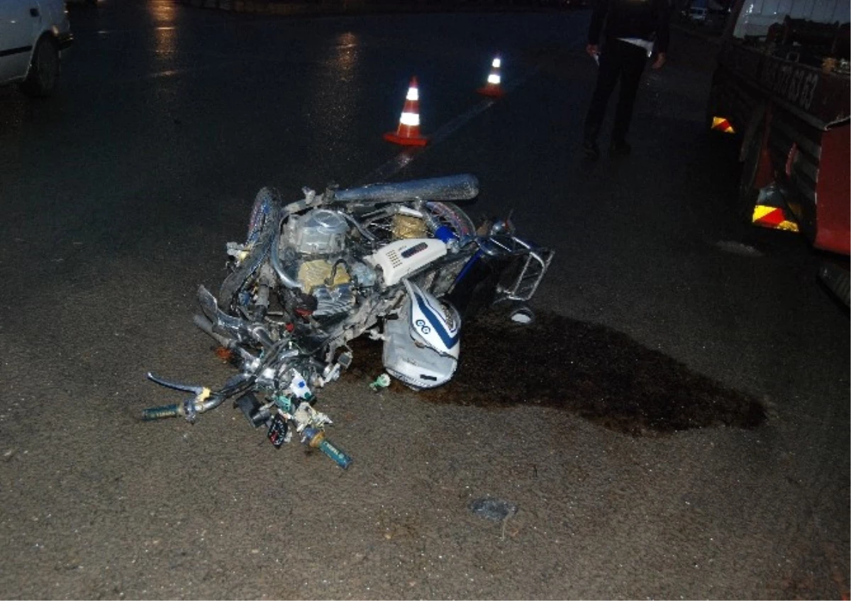 Motosiklet Otomobile Vurdu: 1 Ölü 1 Yaralı