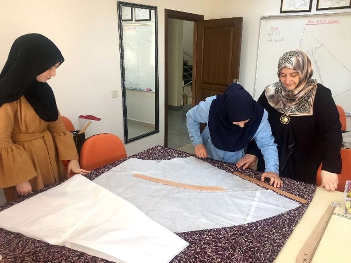 Pursaklar\'da Giyim Tasarım Kursiyerlerine Sertifika Verildi