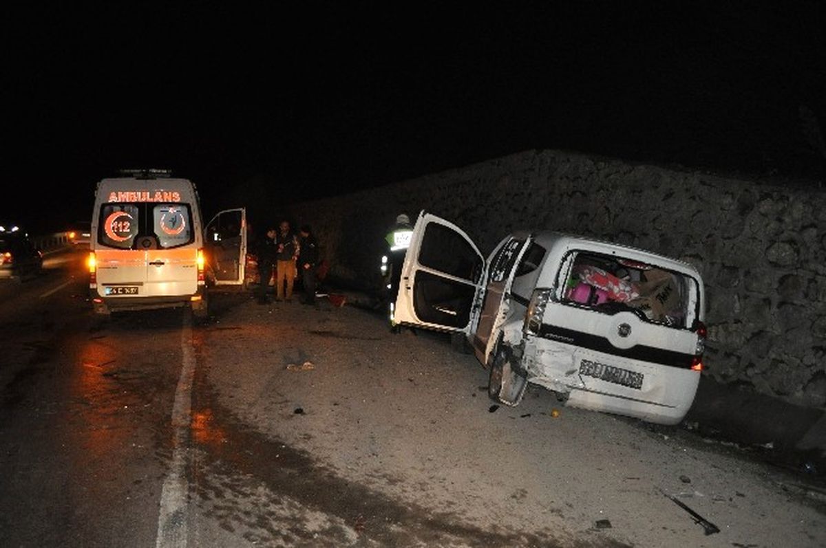 Sakarya\'da Zincirleme Trafik Kazası: 8 Yaralı