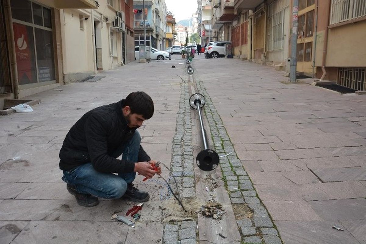 Şehzadeler Belediyesi Bedesten\'in Çevresini Aydınlatıyor