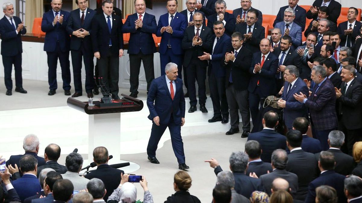 Siyaset \'Ohal Koşullarında\' Referandum Kampanyasına Hazırlanıyor