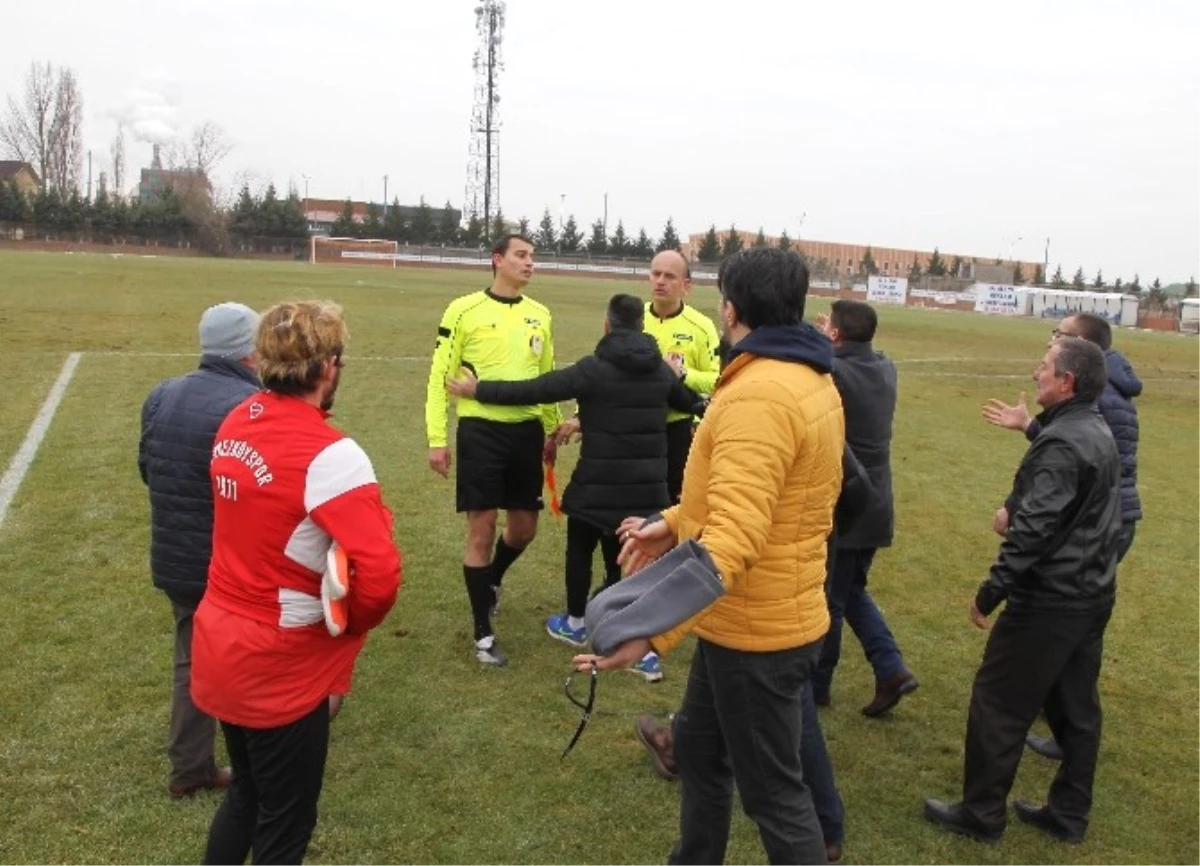 Amatör Lig\'de Hakem, "Hakkımı Helal Etmiyorum" Diyen Futbolcuyu Oyundan Attı