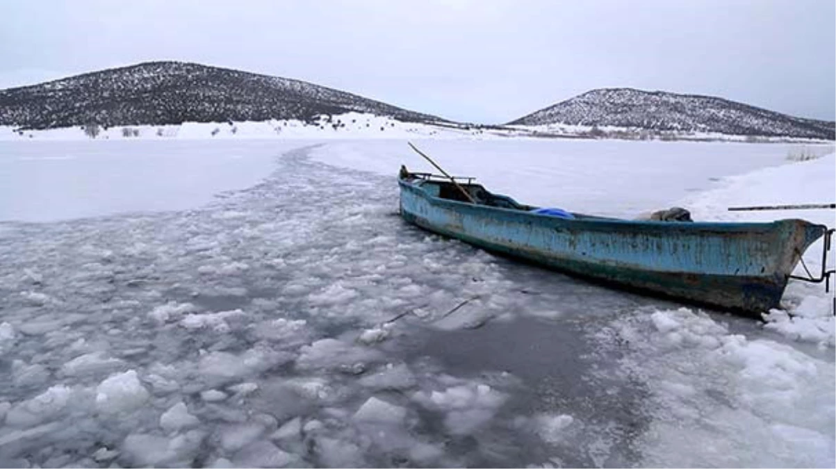 Tekneleri Batan Çift, Buz Kütlesine Çıkarak Kurtuldu