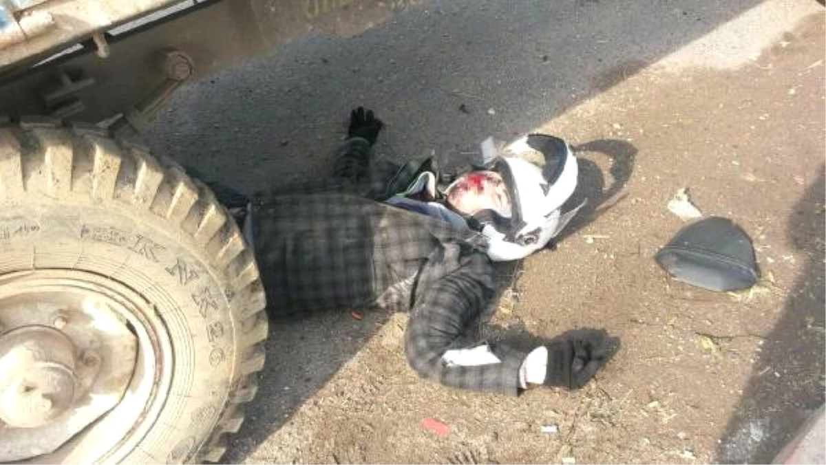 Traktörün Römorkuna Çarpan Motosikletli Yaralandı