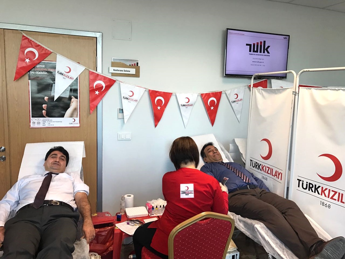 TÜİK ve ÇKA personelinden Kızılay\'a kan ve kök hücre bağışı
