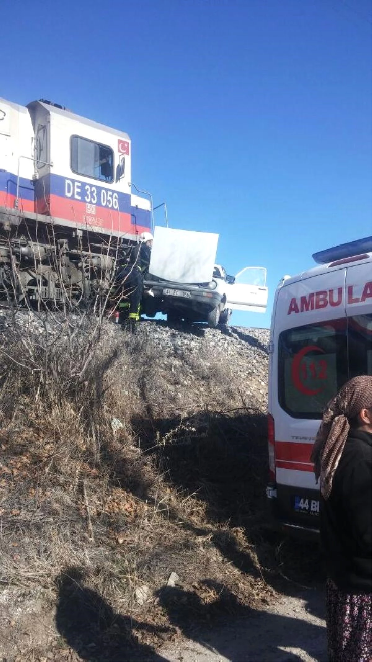 Yük Treni, Otomobil ile Çarpıştı: 3 Yaralı