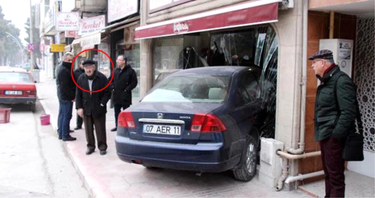 79 Yaşındaki Sürücü, Otomobiliyle Giyim Mağazasına Daldı