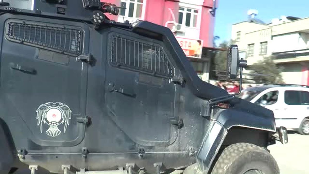 Adana\'da Bina Çatısındaki Silahlı Şüpheliler Yakalandı