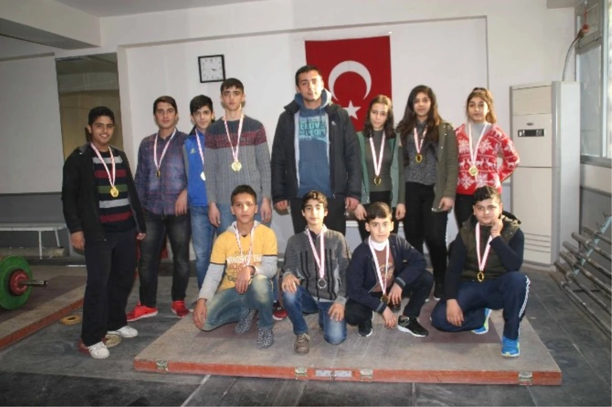 Adana\'da Okullararası Yıldız, Genç Kız ve Erkek Halter İl Birinciliği
