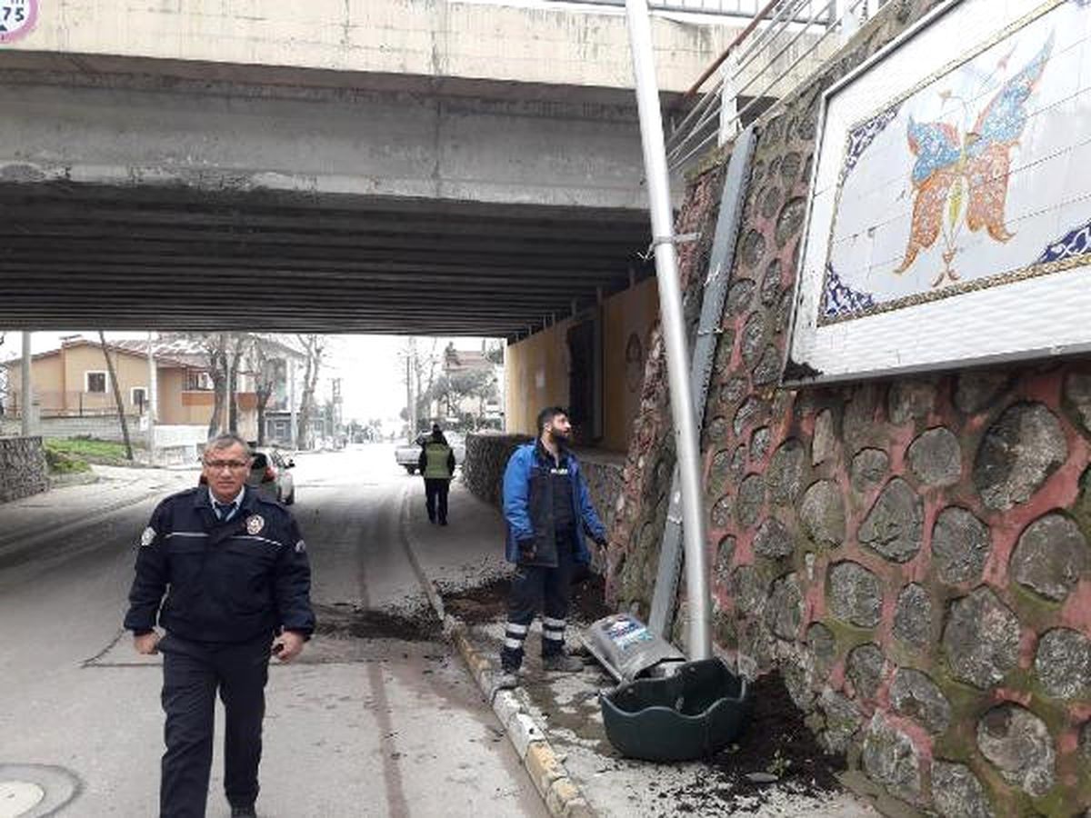 Demiryoluna Doğru Eğilen Aydınlatma Direği Endişe Yarattı