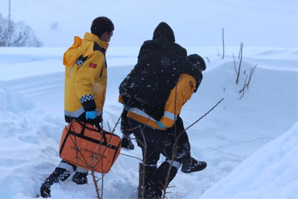 Dha Yurt; Yol Kardan Kapanınca Sağlık Görevlisi, Hastayı Ambulansa Kadar Sırtında Taşıdı