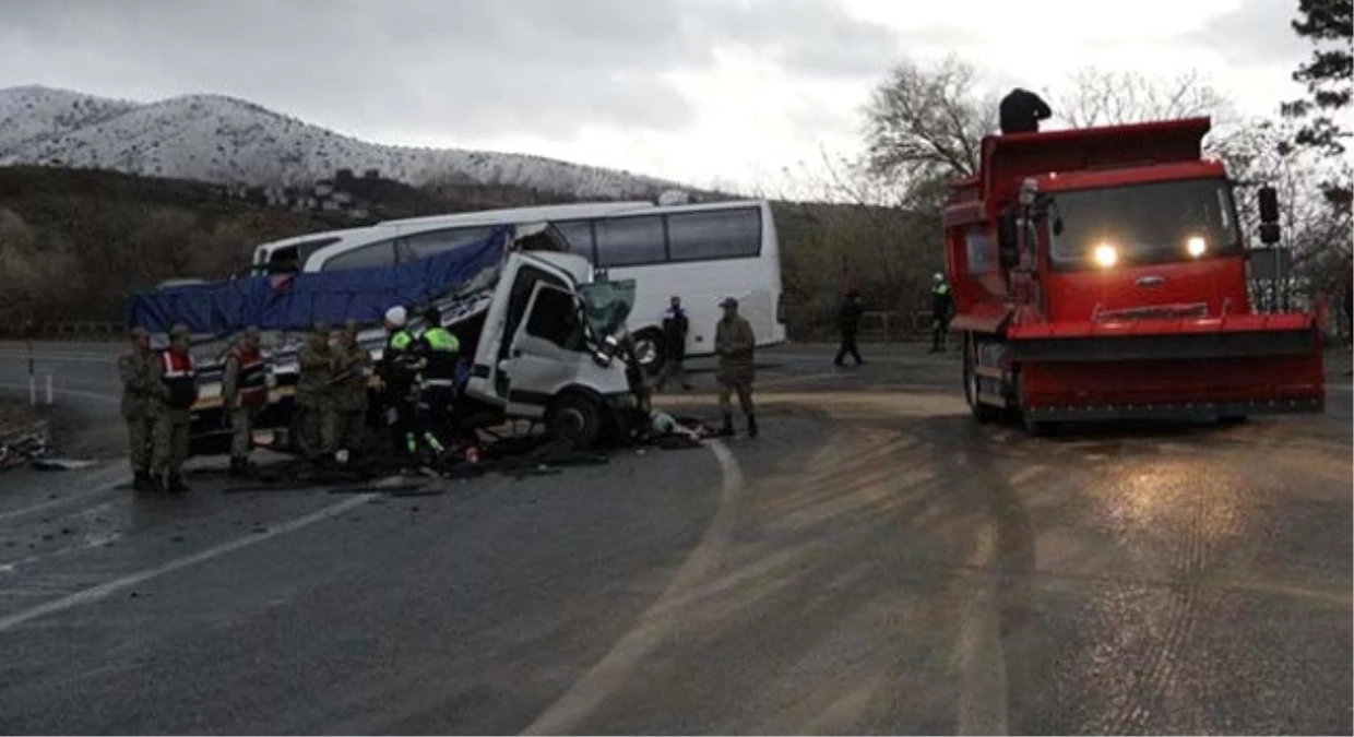 Elazığ\'da Trafik Kazası: 4 Yaralı