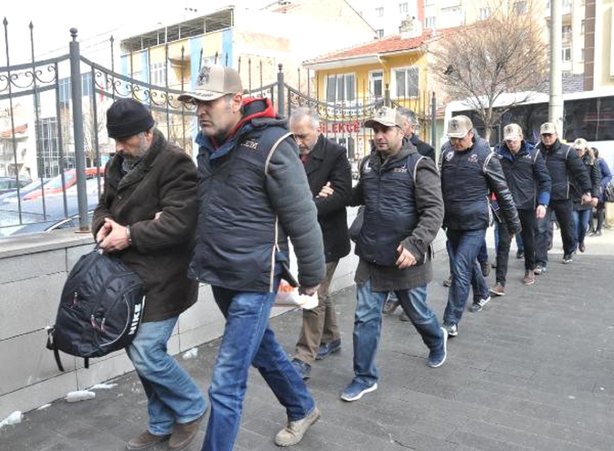 Fetö Şüphelisi 13 Emniyet Mensubu Adliyede