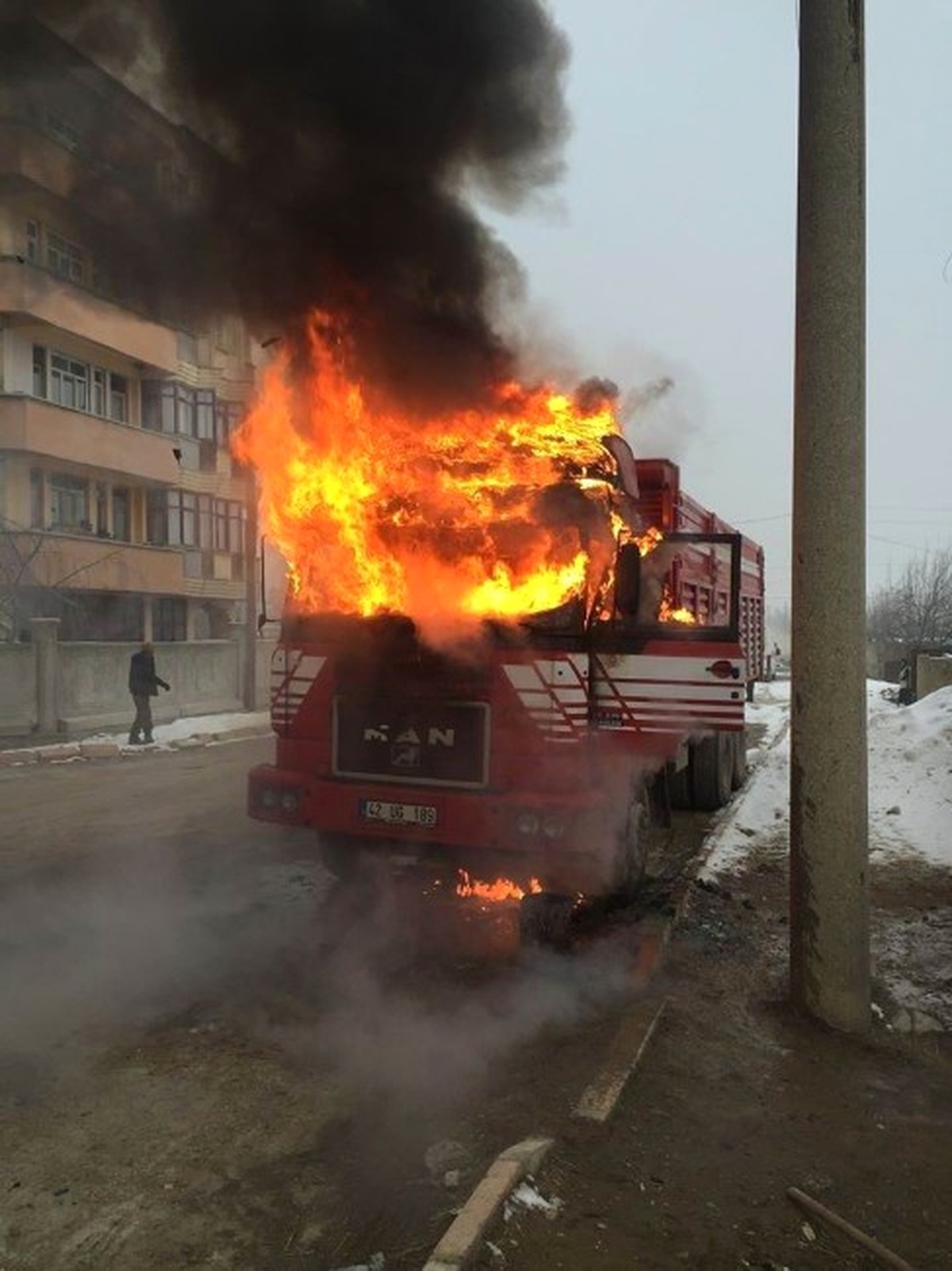 Isıtmak İçin Altında Ateş Yakılan Kamyon Yandı